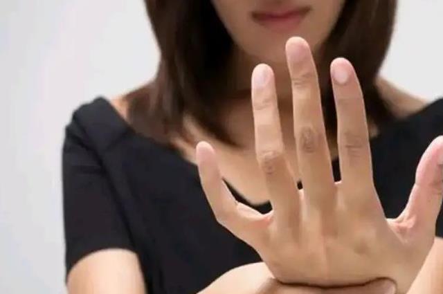 三分钟带你了解女性手麻的五种征兆，可能是疾病预警！