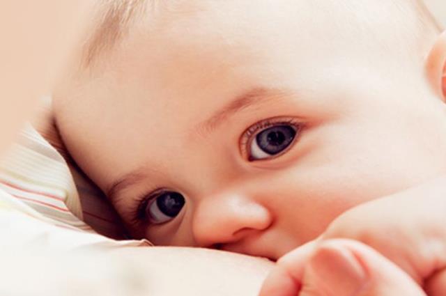 网友热搜：新生儿多久喂一次奶需按生长发育需求来定！