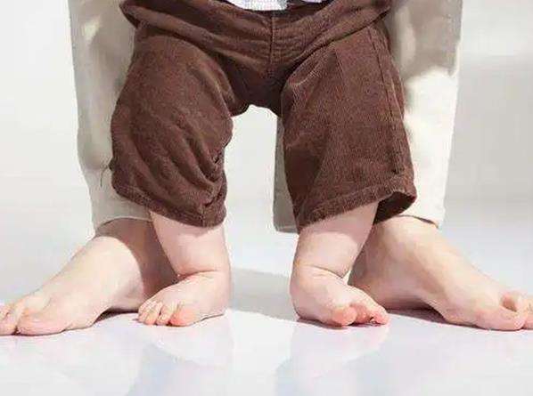 两个月小宝宝不建议穿拉拉裤是什么原因，过早穿可能影响腿型！