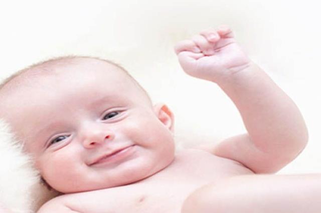 网友热搜：新生儿多久喂一次奶需按生长发育需求来定！
