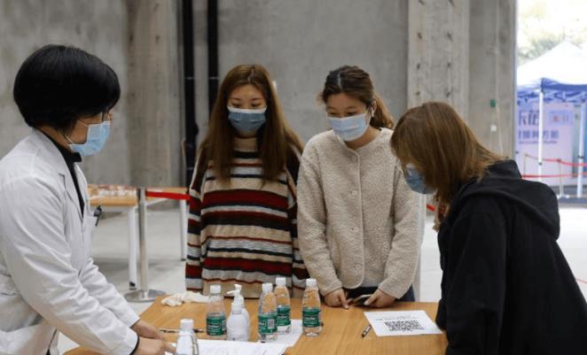 上海九成的医生不接种新冠肺炎疫苗是真的还是谣言？